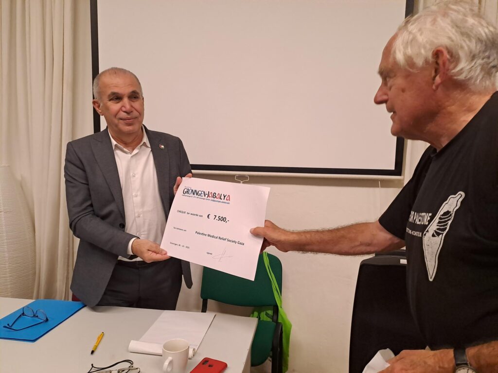 Bert overhandigd  Aed Yaghi van de PMRS een symbolische cheque met donatie   